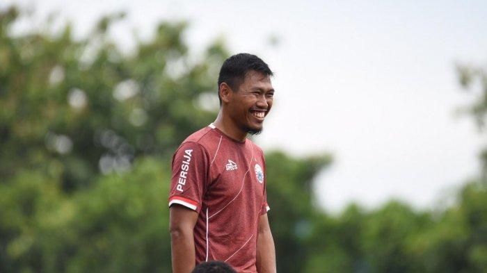 Tony Sucipto memakai jersi Persija Jakarta.