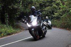 Para pecinta sepeda motor Honda yang datang dari berbagai daerah dengan mengendarai Honda PCX160 menjajal trek jalanan dari Kawasan Sembalun menuju Sirkuit Mandalika, Lombok, NTB, pada Sabtu (28/9).