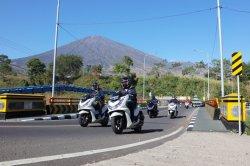 Para pecinta sepeda motor Honda yang datang dari berbagai daerah dengan mengendarai Honda PCX160 menjajal trek jalanan dari Kawasan Sembalun menuju Sirkuit Mandalika, Lombok, NTB, pada Sabtu (28/9).