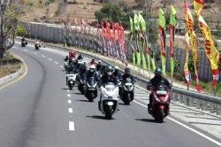 Para pecinta sepeda motor Honda yang datang dari berbagai daerah dengan mengendarai Honda PCX160 menjajal trek jalanan dari Kawasan Sembalun menuju Sirkuit Mandalika, Lombok, NTB, pada Sabtu (28/9).