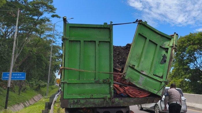 Truk yang menyebabkan kecelakaan beruntun di Tol Cipularang KM 97 A, Kecamatan Darangdan, Kabupaten Purwakarta, Minggu (5/1/2025). Tidak ada korban jiwa dalam kecelakaan lalu lintas ini.