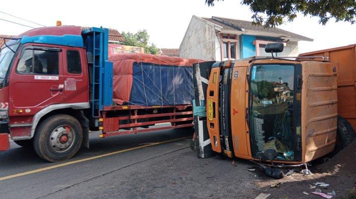 Mobil tronton bermuatan pasir bernomor polisi BE 9821 BN terguling di Jalan Raya Bandung-Sumedang, Rabu (27/12/2023).