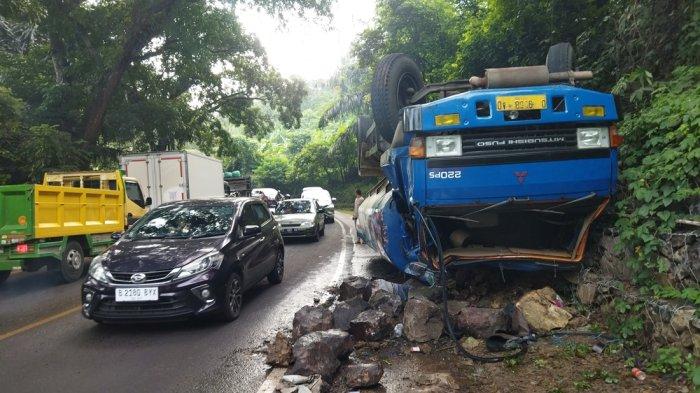 Kondisi truk sawit yang terlibat kecelakaan dan tewaskan 3 pemotor, Minggu (7/4/2024). Truk tersebut kecelakaan dan menabrak pemotor berisi 3 orang, dini hari.