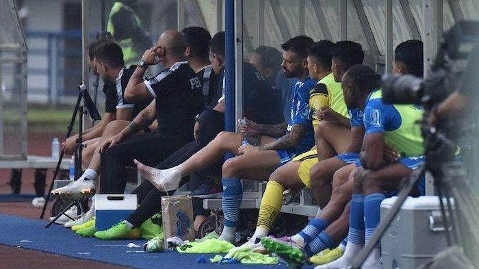 Tyronne del Pino cedera. Dia harus ditarik oleh pelatih Persib Bandung Luis Milla di tengah laga saat Persib Bandung vs Madura United di Stadion Gelora Bandung Lautan Api, Minggu (2/7/2023).
