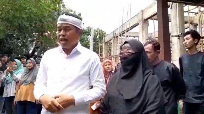 KUNJUNGI SMAN 4 - Gubernur Jawa Barat terpilih Dedi Mulyadi mendatangi SMAN 4 Karawang yang viral karena ratusan siswa dan orang tua berdemo, Kamis (6/2/2025). Kedatangan Dedi untuk mencari akar masalah penyebab tidak terisinya data siswa dalam pengisian Pangkalan Data Siswa dan Sekolah (PDSS).