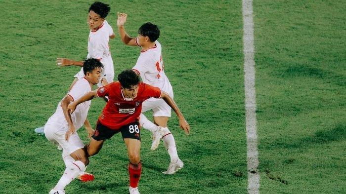 Pemain Bali United berupaya berebut bola di tengah kepungan 3 pemain Timnas Indonesia di Stadion Kapten I Wayan Dipta dalam laga ujicoba untuk Piala AFF 2024, Selasa (3/12/2024).