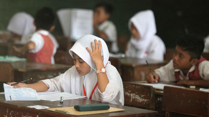 UJIAN SEKOLAH - Siswa kelas VI mengerjakan mata pelajaran Bahasa Indonesia saat mengikuti Ujian Sekolah (US) di SD Negeri Cibaduyut 1,2, dan 3, Gang Ma Maja, Jalan Cibaduyut Raya, Kota Bandung, Senin (16/5/2016). US ini berlangsung serentak di seluruh tanah air hingga 18 Mei 2016, dengan mata pelajaran yang diujikan Bahasa Indonesia, matematika, dan Ilmu Pengetahuan Alam (IPA).