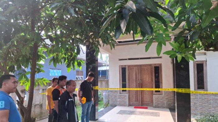 PERCOBAAN PEMBUNUHAN - Polsek Tukdana saat melakukan olah TKP di lokasi penusukan wanita di dalam rumahnya di Desa Karangkerta, Kecamatan Tukdana, Kabupaten Indramayu, Senin 23 Juni 2025.