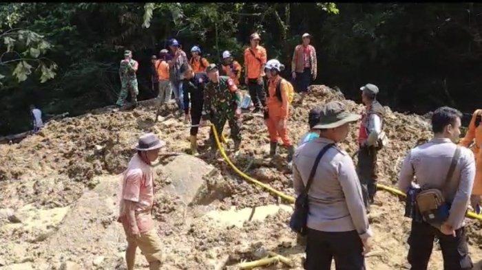 Tim SAR gabungan masih melakukan upaya pencarian seorang warga tertimbun tanah longsor, Minggu (30/7/2023).
