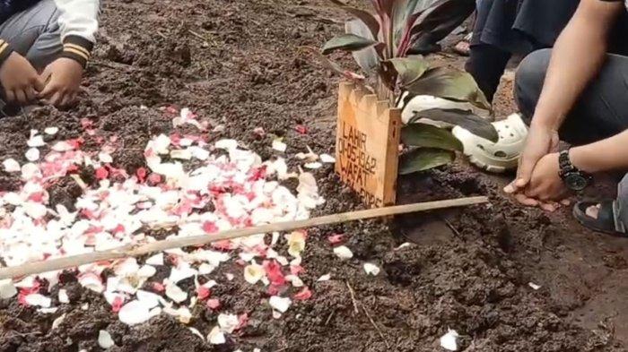 PEMAKAMAN AYAH - Seorang bocah SMP asal Kecamatan Cileunyi, Kabupaten Bandung, Jawa Barat viral lantaran menunggu jenazah ayahnya seorang diri di sebuab kontrakan petak, video tersebut viral di media sosial sejak Minggu (20/4/2025).