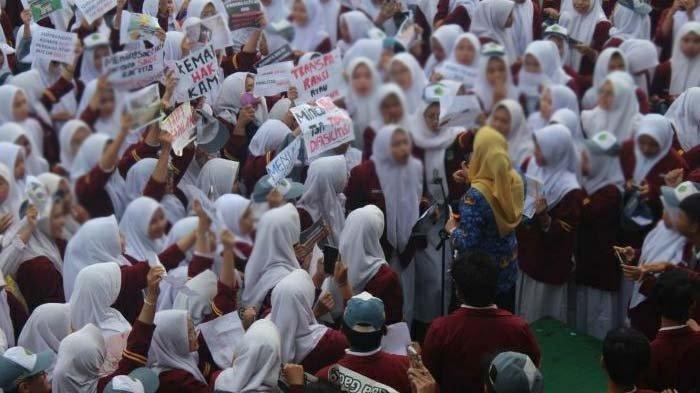 SISWA BEKASI DEMO: Tangkapan layar momen ratusan siswa menggelar aksi demo di MAN 2 Kota Bekasi hingga videonya tersebar di media sosial pada Senin (17/2/2025). Kepala sekolah dan guru-guru hanya bisa pasrah saat murid-muridnya mengurai tuntutan.