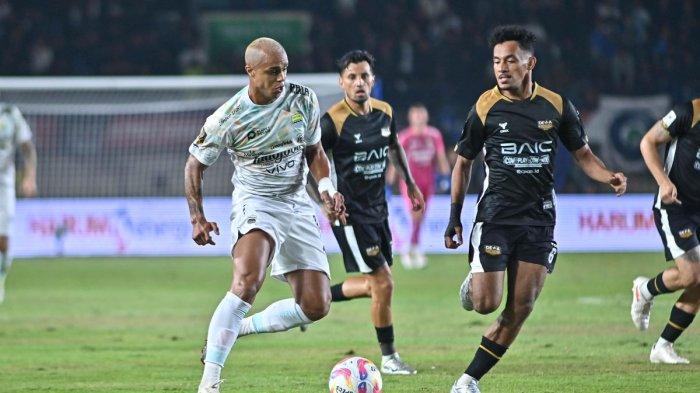 GOCEK - Aksi Wiliam Marcilio dalam laga Grup B Piala Presiden 2025 antara Persib Bandung vs Dewa United di Stadion Si Jalak Harupat, Soreang, Kabupaten Bandung, Selasa (8/7/2025). Laga ini berakhir 1-1 dimana gol Persib dicetak Wiliam Marcilio.(KOMPAS.com/Adil Nursalam)