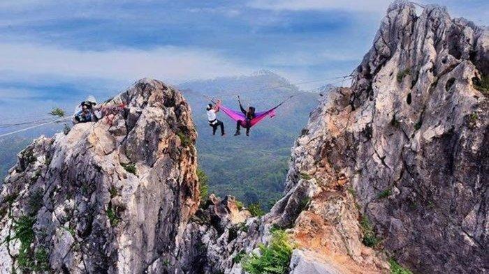 Bagi pecinta olahraga ekstrem, datanglah ke Gunung Hawu di Padalarang. Di sana terdapat sejumlah titik yang sangat cocok untuk melakukan olahraga panjat tebing.