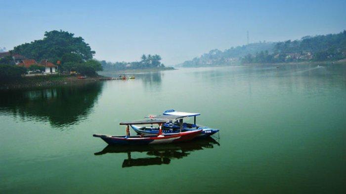 Lokasi Situ Ciburuy sangat strategis karena berada tepat di sisi jalan utama Padalarang