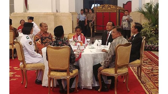Yohanes Ande Kala alias Joni, siswa SMP asal Desa Silawan, Nusa Tenggara Timur, yang melakukan aksi heroik memanjat tiang bendera, akhirnya bertemu dengan Presiden Joko Widodo. Pantauan kompas.com, Joni hadir di Istana Negara, Senin (30/8/2018) siang.