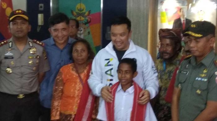 Yohanes Andigala alias Johny Gala, bocah asal NTT yang memanjat tiang bendera saat upacara HUT RI Ke-73 tiba di Kantor Kemenpora.