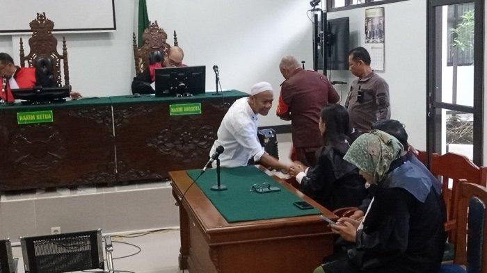 Yosep Hidayah tersenyum setelah sidang pembacaan tuntutan kasus Subang, Kamis (27/6/2024) kembali ditunda. Foto : Tribunjabar / Ahya Nurdin