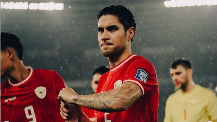 Aksi Kevin Diks saat memperkuat Timnas Indonesia dengan nomor punggung 2.