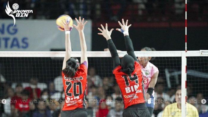 2 pemain putri Jakarta BIN melakukan block bola di kompetisi Proliga.