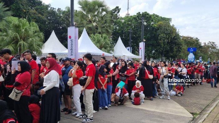 ANIMO SUPORTER TIMNAS - Para suporter Timnas Indonesia sudah memenuhi area GBK untuk menyaksikan pertandingan Indonesia Vs Bahrain yang akan digelar malam nanti. TRIBUNJAKARTA.COM/ELGA PUTRA