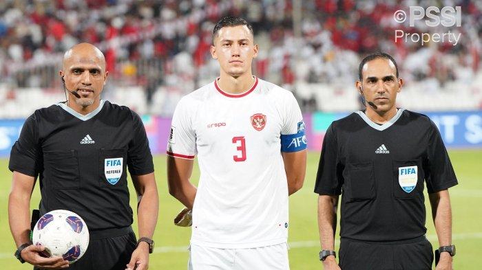 Kapten Timnas Indonesia, Jay Idzes (tengah) bersama wasit kontroversial Ahmed Al-Kaf (kiri)