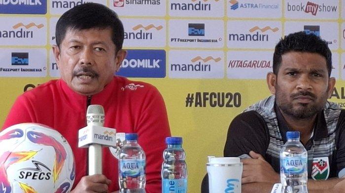Pelatih Maladewa, Ahmed Shakir (kanan) bersama pelatih Timnas Indonesia Indra Sjafri dalam konferensi pers di Stadion Madya, Senayan, Jakarta.
