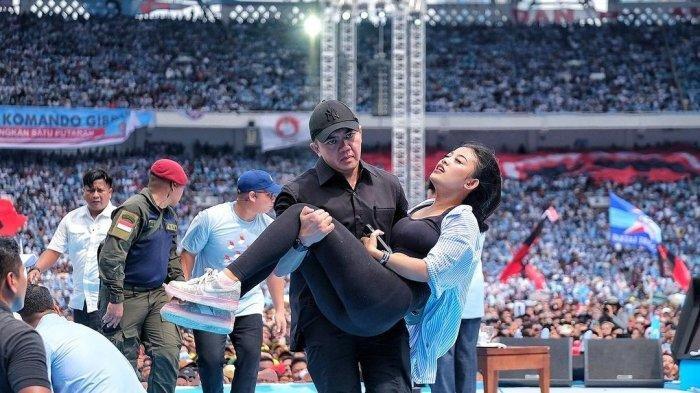 Aksi Mayor Teddy Indra Wijaya menggendong perempuan yang jatuh pingsan di GBK, Jakarta, Sabtu (11/2/2024).