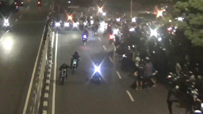 Aksi balap liar di ruas Jalan Taman Mini I yang dilakukan puluhan pemuda, Cipayung, Jakarta Timur, Sabtu (28/9/2024)