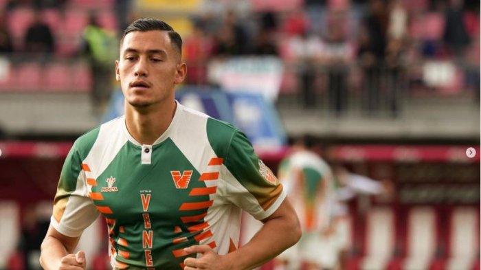 Aksi bek Venezia FC, Jay Idzes di sesi latihan.