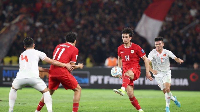 Aksi bek sayap Timnas Indonesia, Nathan Tjoe-A-on.