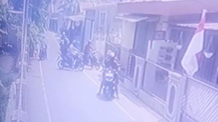 Tangkapan layar rekaman CCTV menyorot aksi komplotan begal bermodus debt collector saat beraksi di Gang Basuki, Cilangkap, Cipayung, Jakarta Timur, Rabu (13/9/2023).