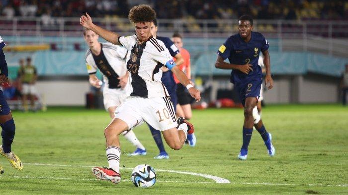 Aksi pemain Tim Nasional Jerman Noah Darvich saat melakukan tembakan ke arah gawang Prancis dalam partai final Piala Dunia U-17 di Stadion Manahan Solo, Sabtu (3/12/2023) malam. Jerman sementara memimpin 1-0.