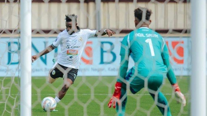 Aksi penyerang PSS Sleman, Elvis Kamsoba saat melawan Bhayangkara FC pada pekan 25 Liga 1, Kamis (22/2/2024) sore WIB.