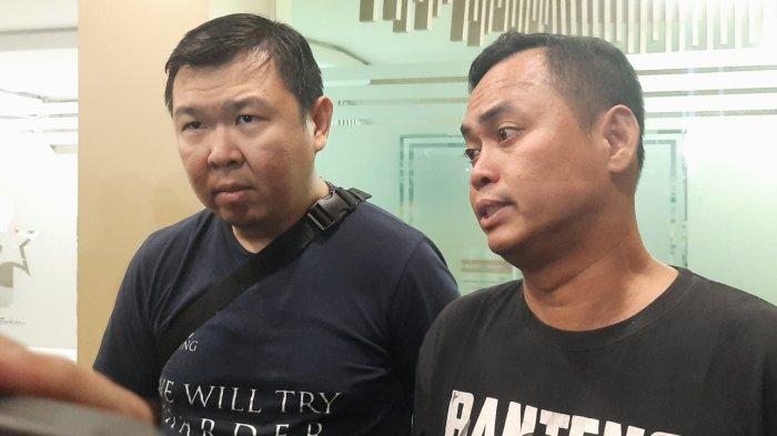 Albert (kiri) orang tua Alvaro bersama kakak iparnya Frans Sinaga di RS Kartika Husada Jatiasih, Kota Bekasi, Senin (2/10/2023).