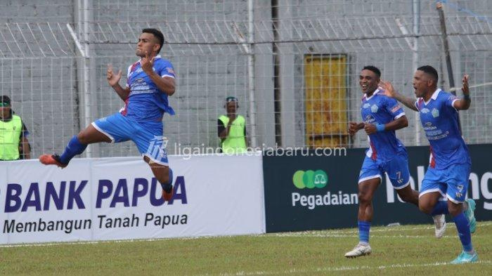 Penyerang PSBS Biak, Alexsandro Santos, Alberto Goncalves, dan Osas Saha melakukan selebrasi usai mencetak gol di Liga 2.