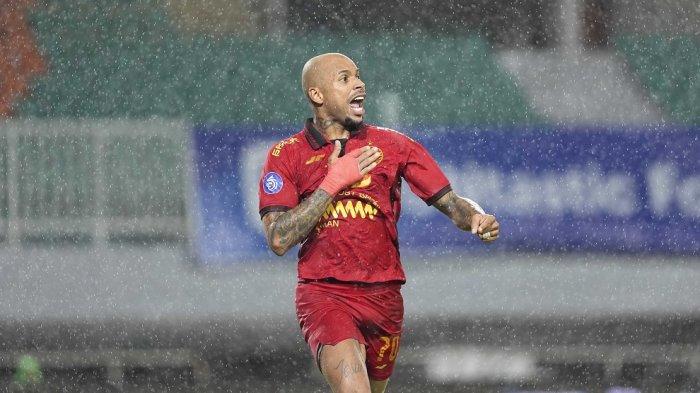 Selebrasi penyerang Persija Jakarta, Gustavo Almeida saat mencetak gol di Liga 1.