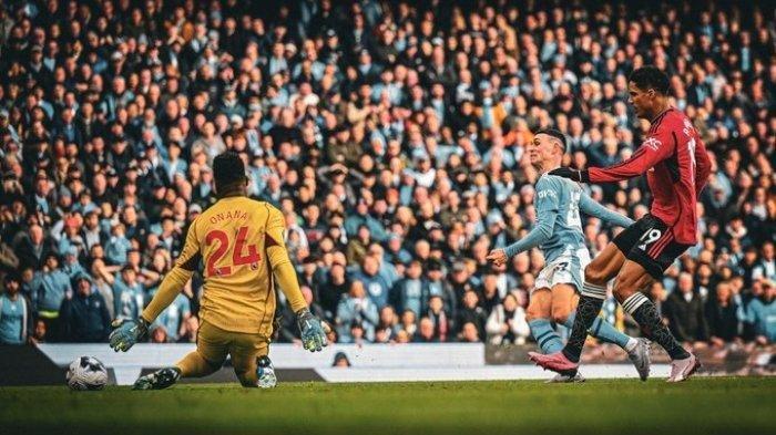 Andre Onana (Manchester United) saat menghalau tendangan Phil Foden (Manchester City) di Etihad Stadium dalam lanjutan pekan ke-27 Liga Inggris, Minggu (3/3/2024).