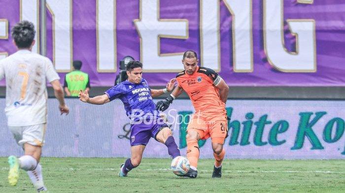 Andritany Ardhiyasa (kanan) sedang berebut bola dengan Ramiro Ezequiel Fergonzi (kiri) dalam laga pekan keempat Liga 1 2023 antara Persita versus Persija di Stadion Indomilk Arena, Tangerang, Banten, Sabtu (22/7/2023).