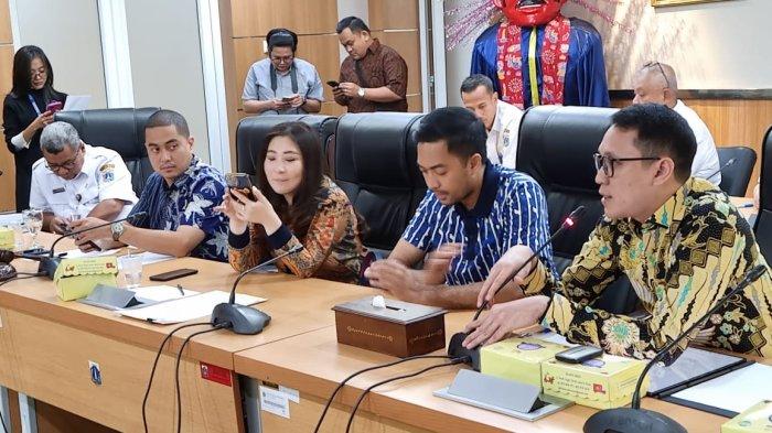 Anggota DPRD DKI Jakarta (dari kiri ke kanan) Wibi Andrino, Viani Limardi, Farazandi Fidinansyah dan Dimaz Raditya saat menemui perwakilan dari Koalisi Ibu Kota membahas polusi udara di Jakarta. Mengatasnamakan koalisi muda DPRD DKI, mereka sepakat mengusulkan dibentuk pansus terkait polusi udara.