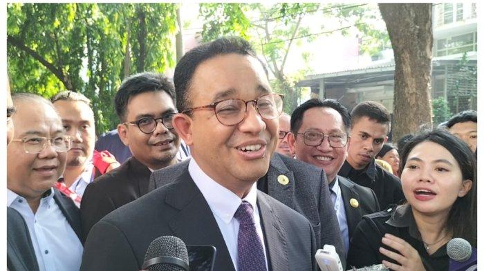 Calon presiden nomor urut 1, Anies Baswedan bicara soal skema KPR ketika mengunjungi GBI Mawar Saron, Kelapa Gading, Jakarta Utara, Kamis (30/11/2023).