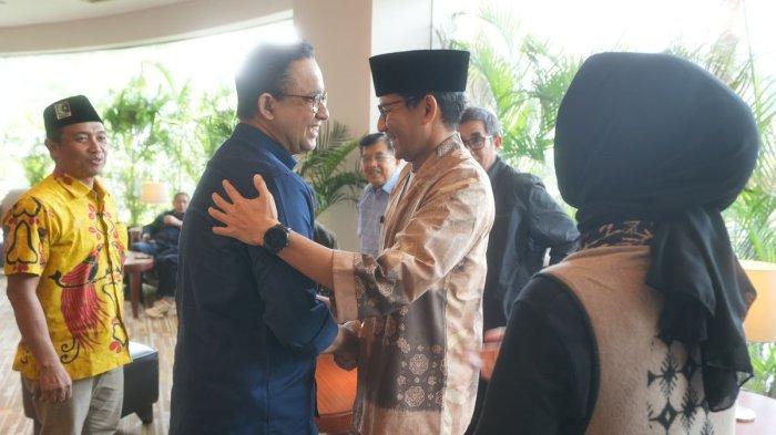 Anies Baswedan dan Sandiaga Uno saat bersalaman di Gala Premier Film Lafran.