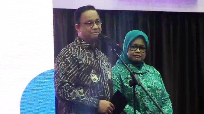 Anies Baswedan didampigngi istri, Fery Farhati, berpamitan kepada para pengurus wilayah se-DKI Jakarta jelang lengser dari jabatan Gubernur DKI Jakarta, di Ecovention Ancol, Pademangan, Jakarta Utara, Sabtu (8/10/2022) malam.