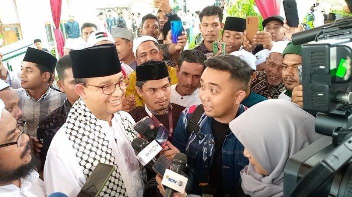 Anies Baswedan saat mengunjungi Masjid Ba'alawi, Gampong Pucok Alue Dua, Kecamatan Simpang Ulim, Aceh Timur, Minggu (17/12/2023).