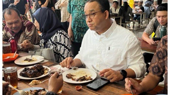 Anies Baswedan santap siang di Kantin FISIP UI, Beji, Kota Depok, Selasa (29/8/2023).