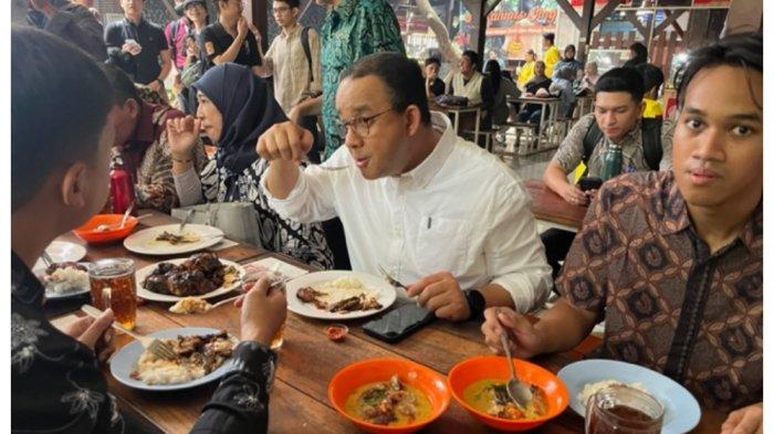 Anies Baswedan santap siang di Kantin FISIP UI, Beji, Kota Depok, Selasa (29/8/2023).