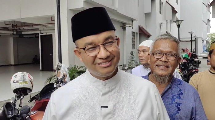 Bakal calon presiden (Bacapres) Koalisi Perubahan untuk Persatuan, Anies Baswedan hanya tersenyum dan memainkan alisnya saat ditanya soal bakal calon wakil presiden pendampingnya di Pilpres 2024 di Kampung Susun Akuarium, Jumat (17/4/2023).