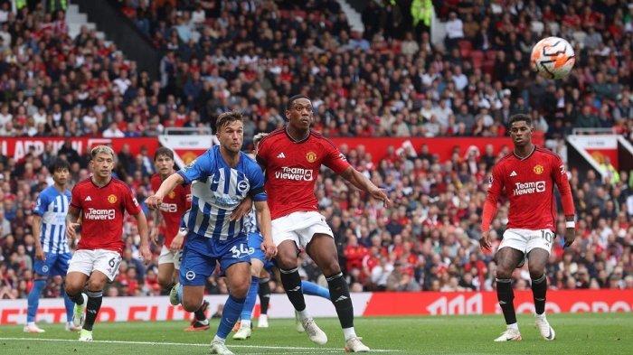 Penyerang Manchester United Anthony Martial berduel dengan bek Brighton & Hove Albion di Old Trafford, Sabtu (16/9/2023).
