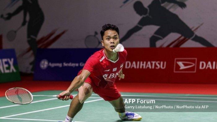 Anthony Sinisuka Ginting dari Indonesia bertanding dalam pertandingan babak kedua tunggal putra melawan Sitthikom Thammasin dari Thailand pada hari ketiga Daihatsu Indonesia Masters di Istora Senayan pada 9 Juni 2022 di Jakarta, Indonesia.