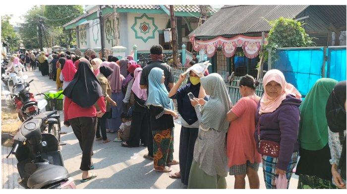 Antrean warga yang menanti penyaluran sembako murah KJP Plus membludak di RPTRA Pesona Tipar, Cilincing, Jakarta Utara, Kamis (13/9/2023) pagi. (1)