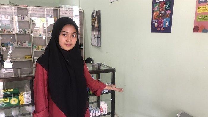 Asisten Apoteker Apotek Penggilingan Baru, Dila (19) menceritakan kronologi bocil dipukul pria misterius, Selasa (11/7/2023).